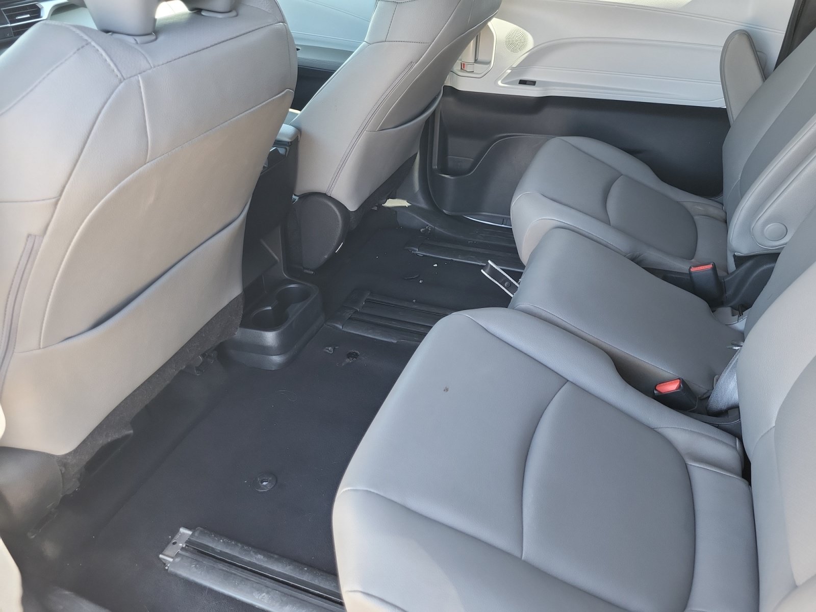 Used 2025 Toyota Sienna XLE FWD image 18