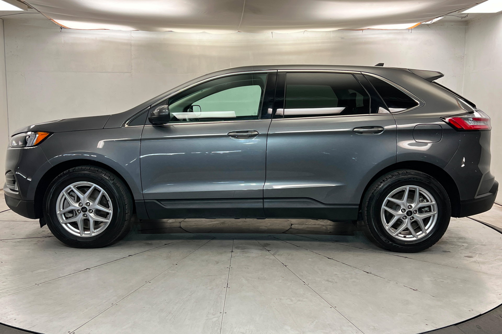 Used 2024 Ford Edge SEL w/ Convenience Package AWD/4WD image 2