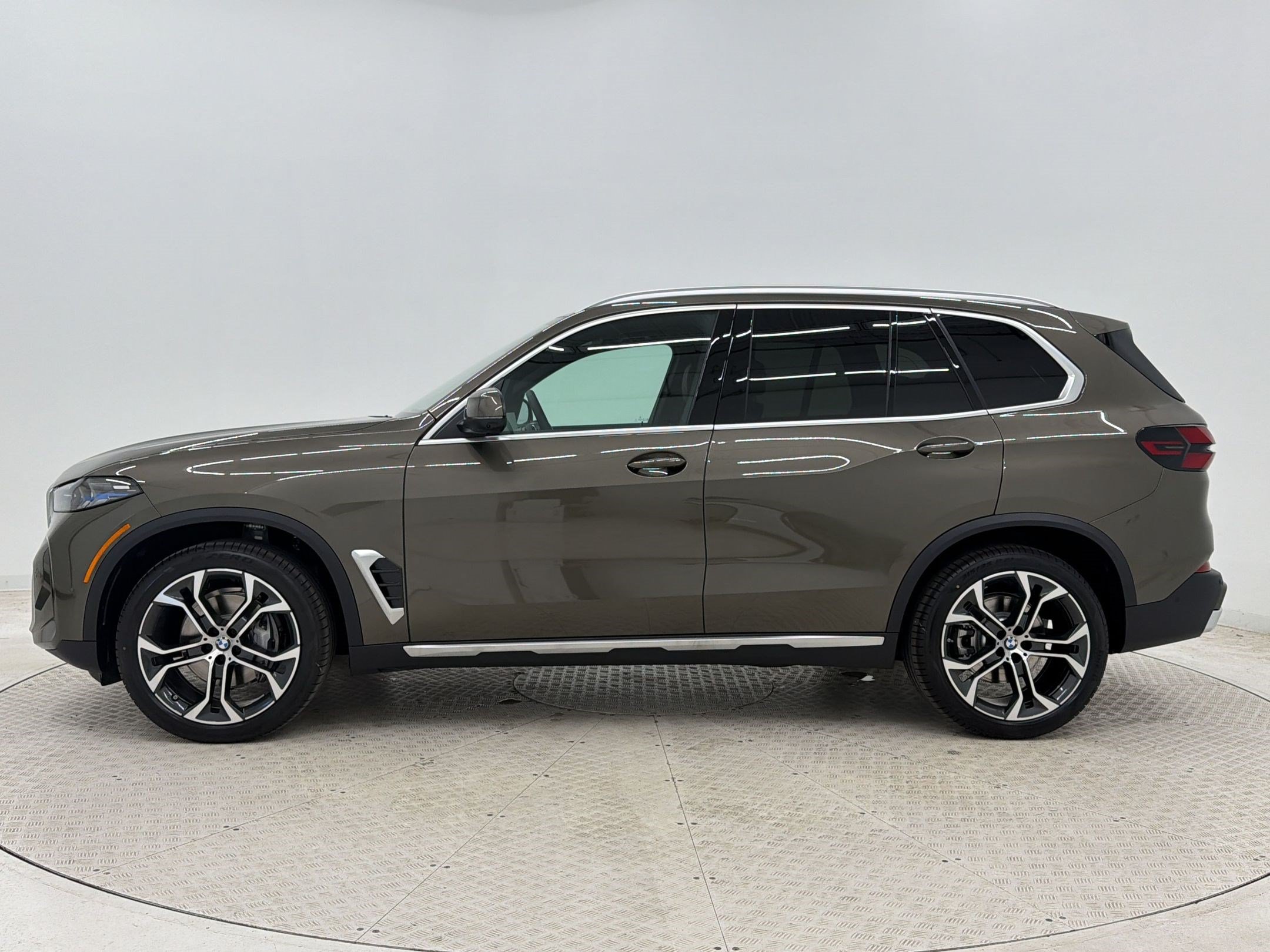 New 2026 BMW X5 xDrive40i w/ Climate Comfort Package AWD/4WD image 2