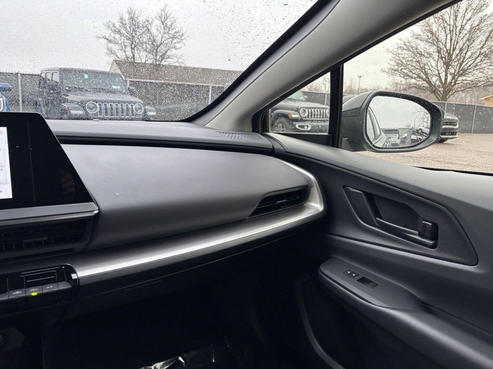 Used 2025 Toyota Prius LE image 33