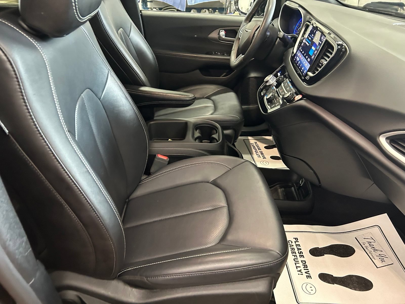 Certified 2025 Chrysler Pacifica Select FWD image 32