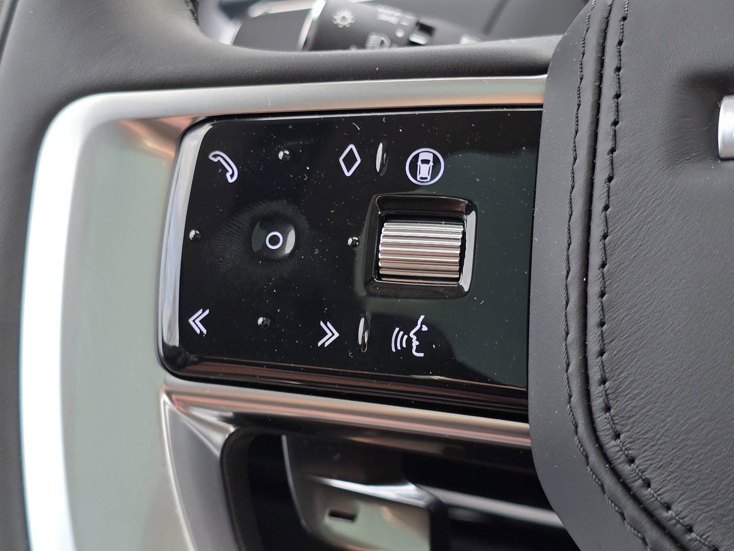 New 2026 Land Rover Range Rover Long Wheelbase SE image 16