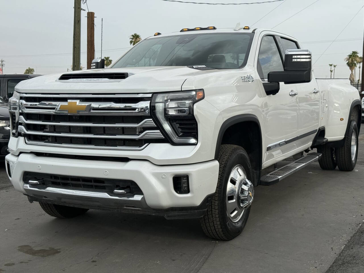 Used 2024 Chevrolet Silverado 3500 High Country w/ High Country Premium Package image 2