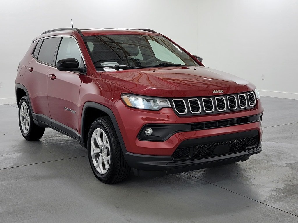 Used 2025 Jeep Compass Latitude AWD/4WD image 2