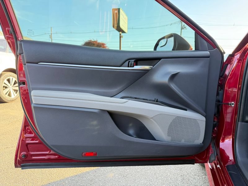 Used 2021 Toyota Camry LE AWD/4WD image 9