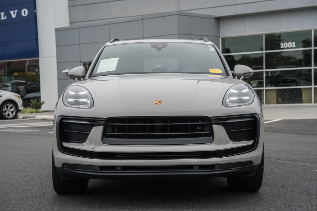 Used 2022 Porsche Macan AWD/4WD image 2