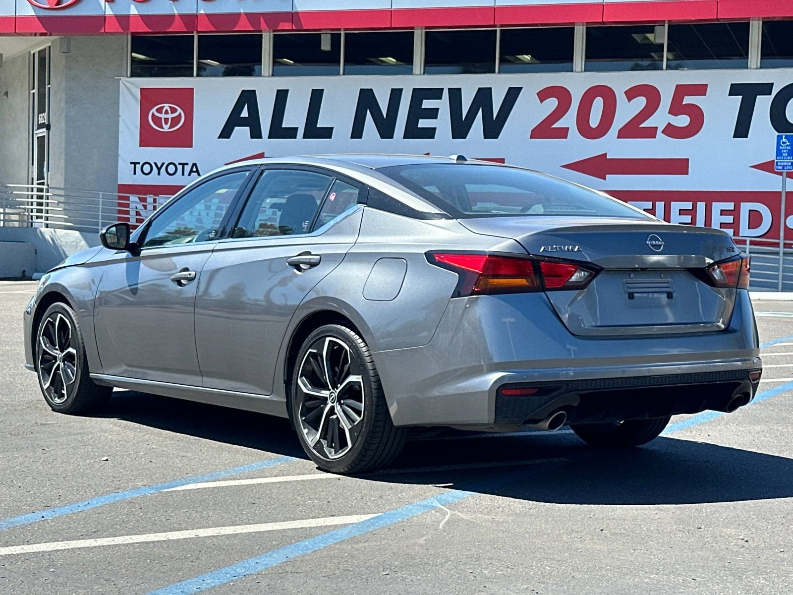 Used 2023 Nissan Altima 2.5 SR image 3