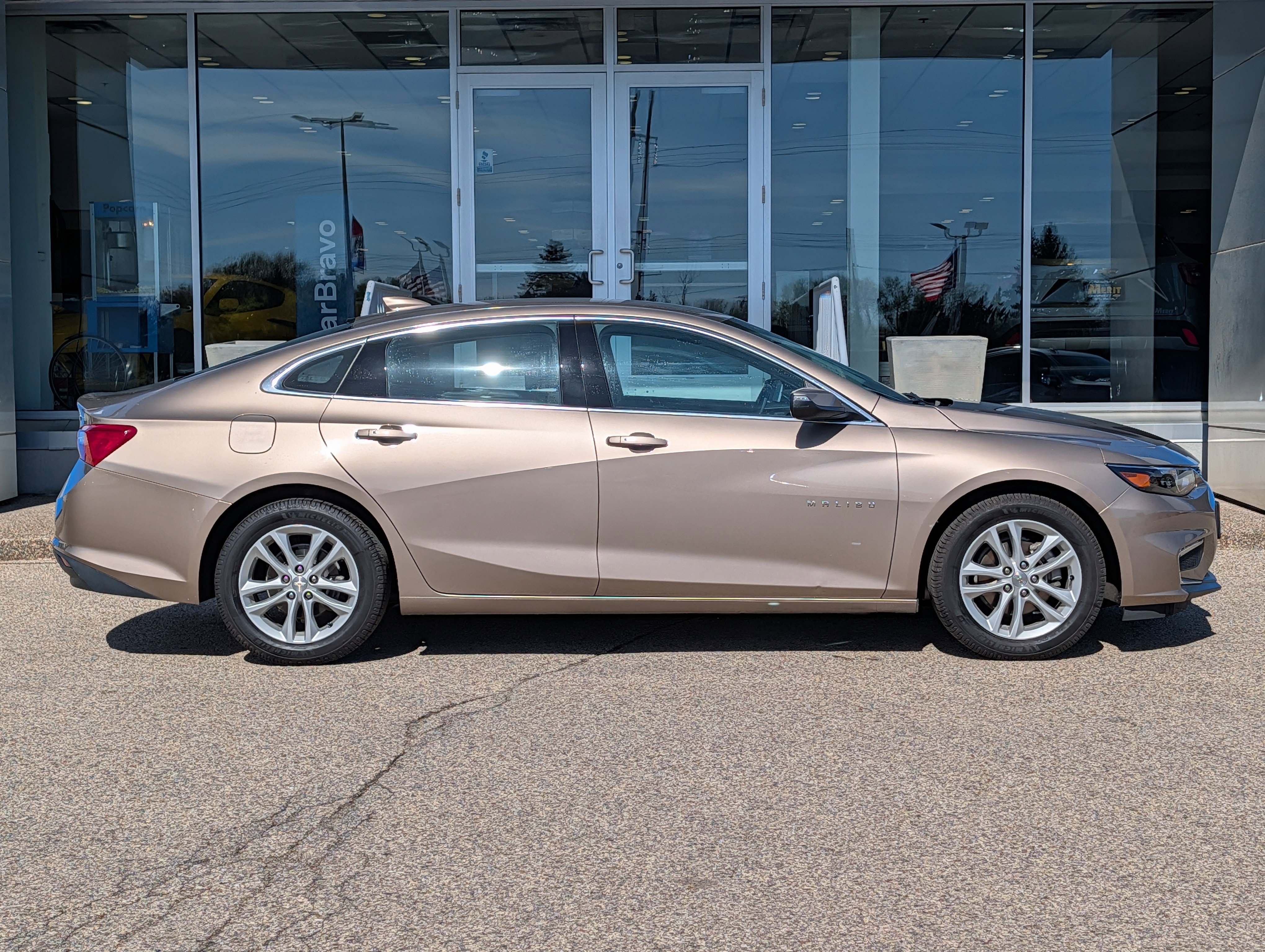 Certified 2018 Chevrolet Malibu LT FWD image 2