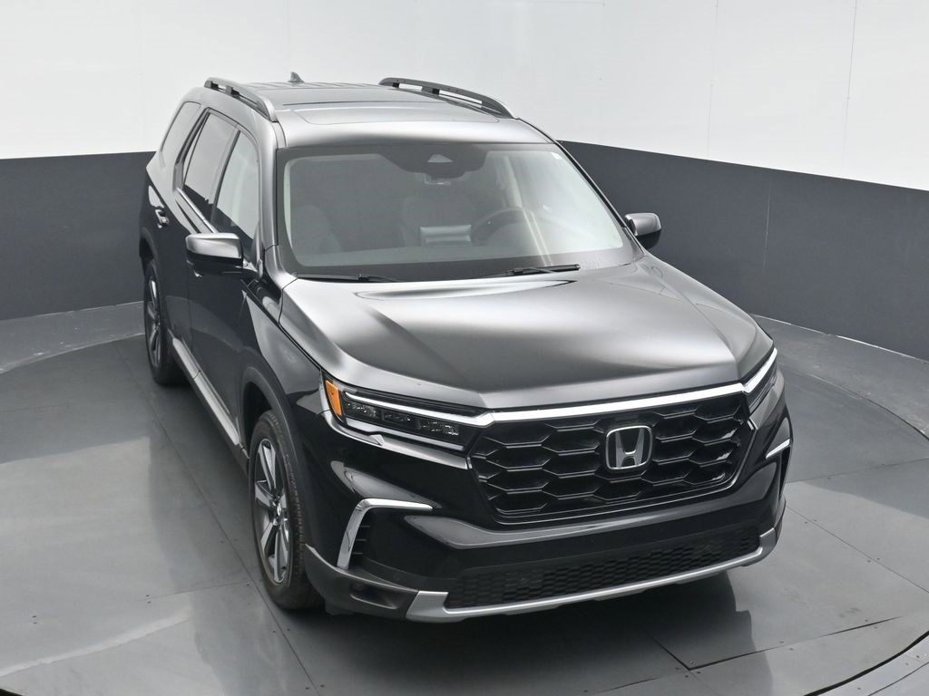 Certified 2025 Honda Pilot Touring image 3