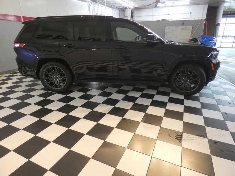 Used 2024 Jeep Grand Cherokee L Summit w/ Advanced Protech Group IV AWD/4WD image 4