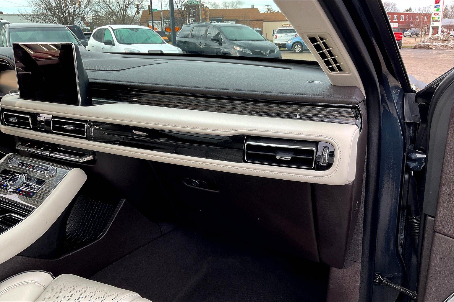 Used 2021 Lincoln Aviator Black Label Grand Touring w/ Class IV Trailer Tow Package AWD/4WD image 21