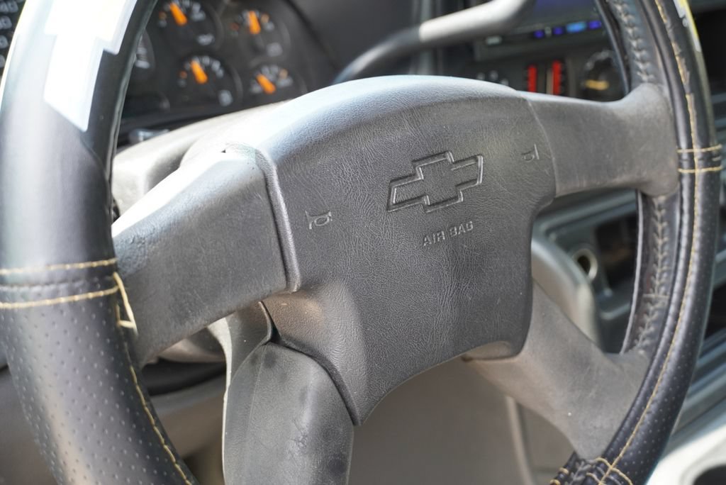 Used 2005 Chevrolet Silverado 2500 LS w/ Heavy-Duty Power Package AWD/4WD image 14