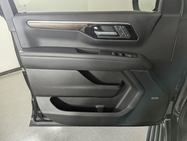Used 2025 Chevrolet Suburban High Country AWD/4WD image 14
