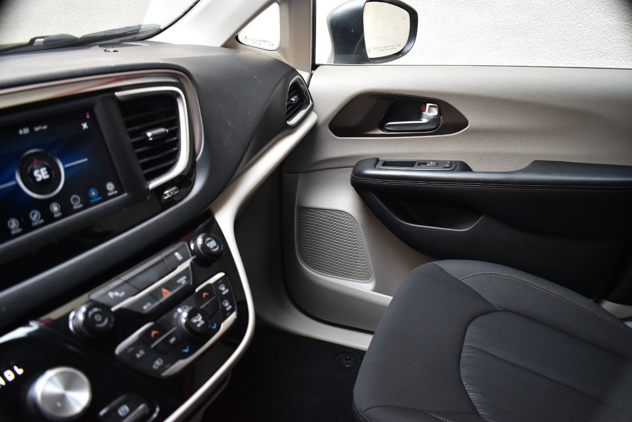 Used 2019 Chrysler Pacifica L FWD image 32