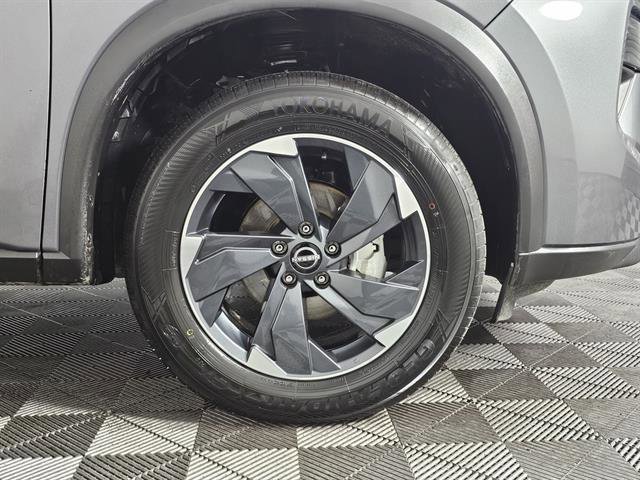 Used 2025 Nissan Rogue SV image 12