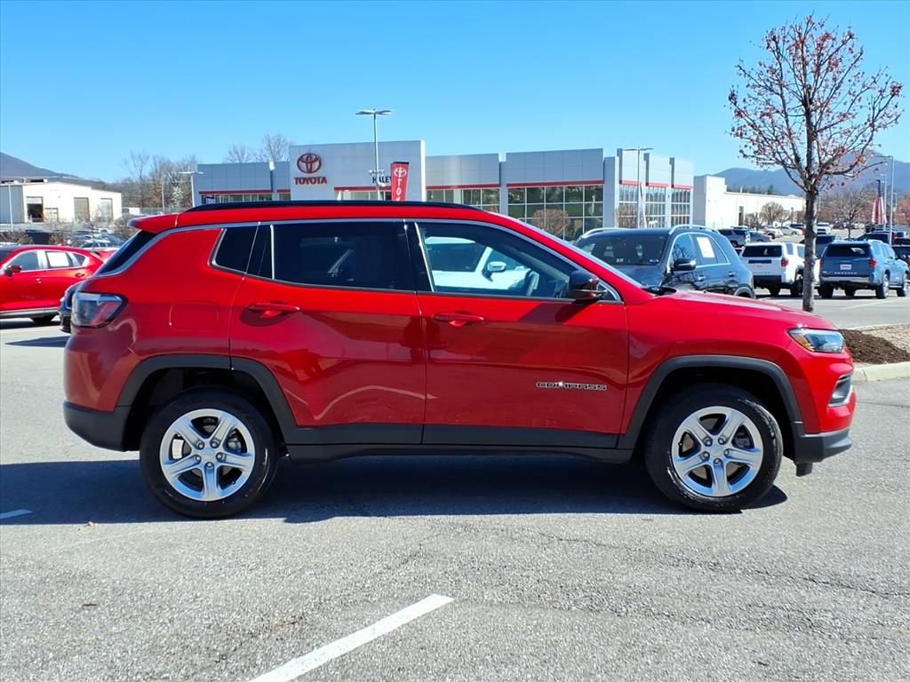 Used 2023 Jeep Compass Latitude image 3