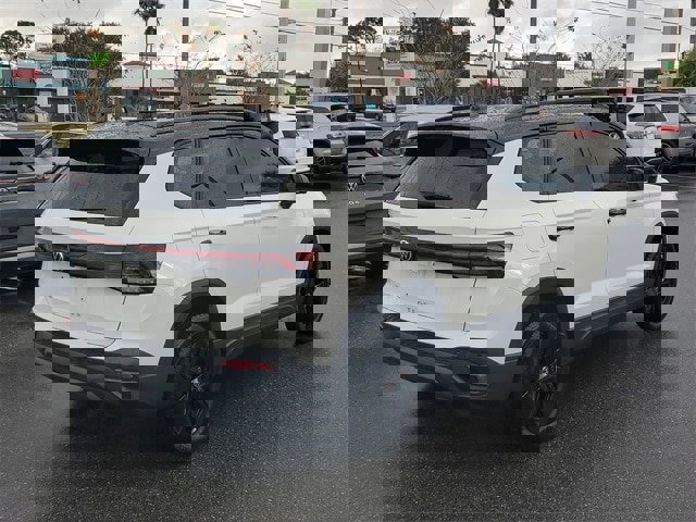 Certified 2025 Volkswagen Taos SE image 4