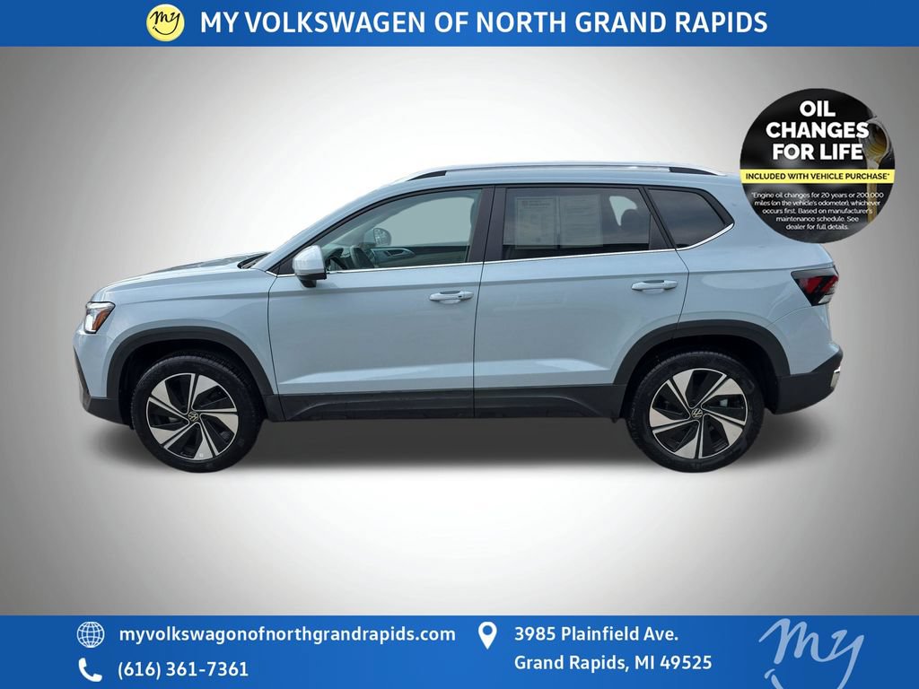 Used 2025 Volkswagen Taos SE w/ Panoramic Sunroof Package AWD/4WD image 5