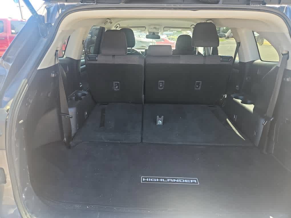 Used 2021 Toyota Highlander L FWD image 9