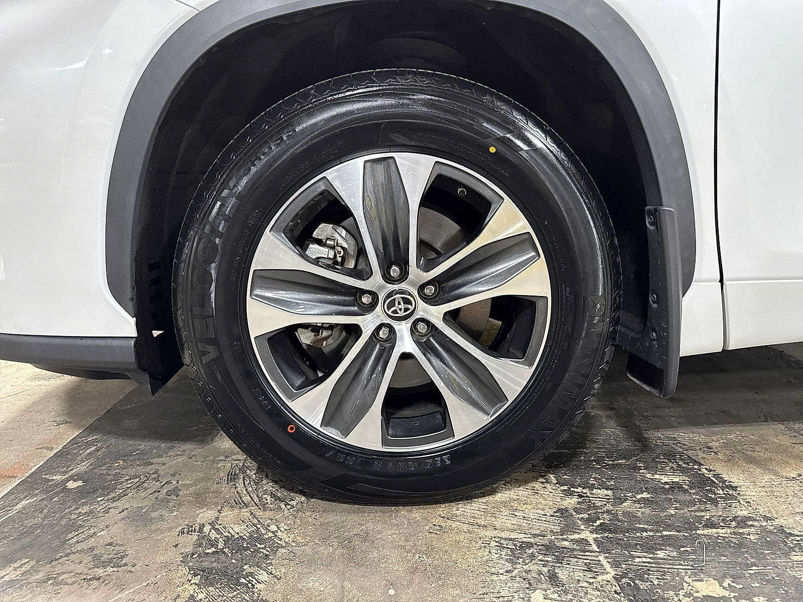 Used 2022 Toyota Highlander XLE AWD/4WD image 10