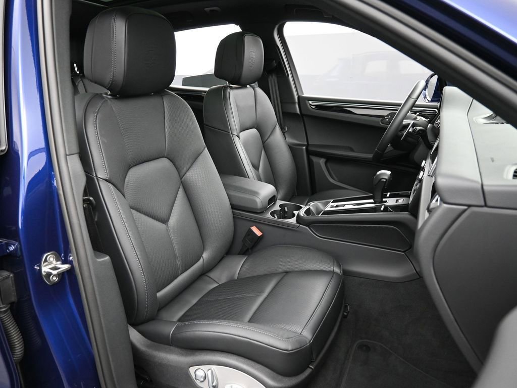 Certified 2025 Porsche Macan image 31