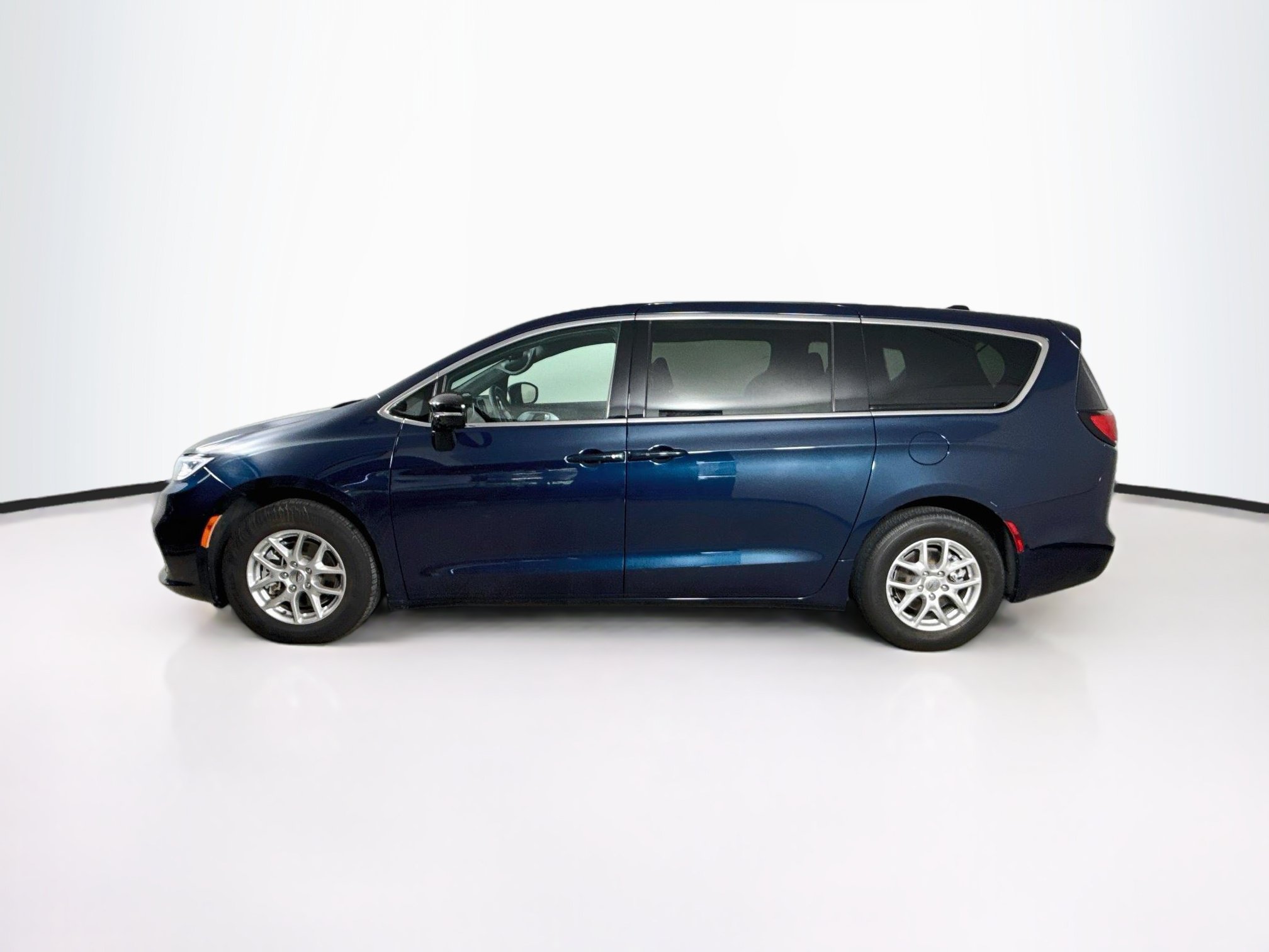 Used 2024 Chrysler Pacifica Touring FWD image 7