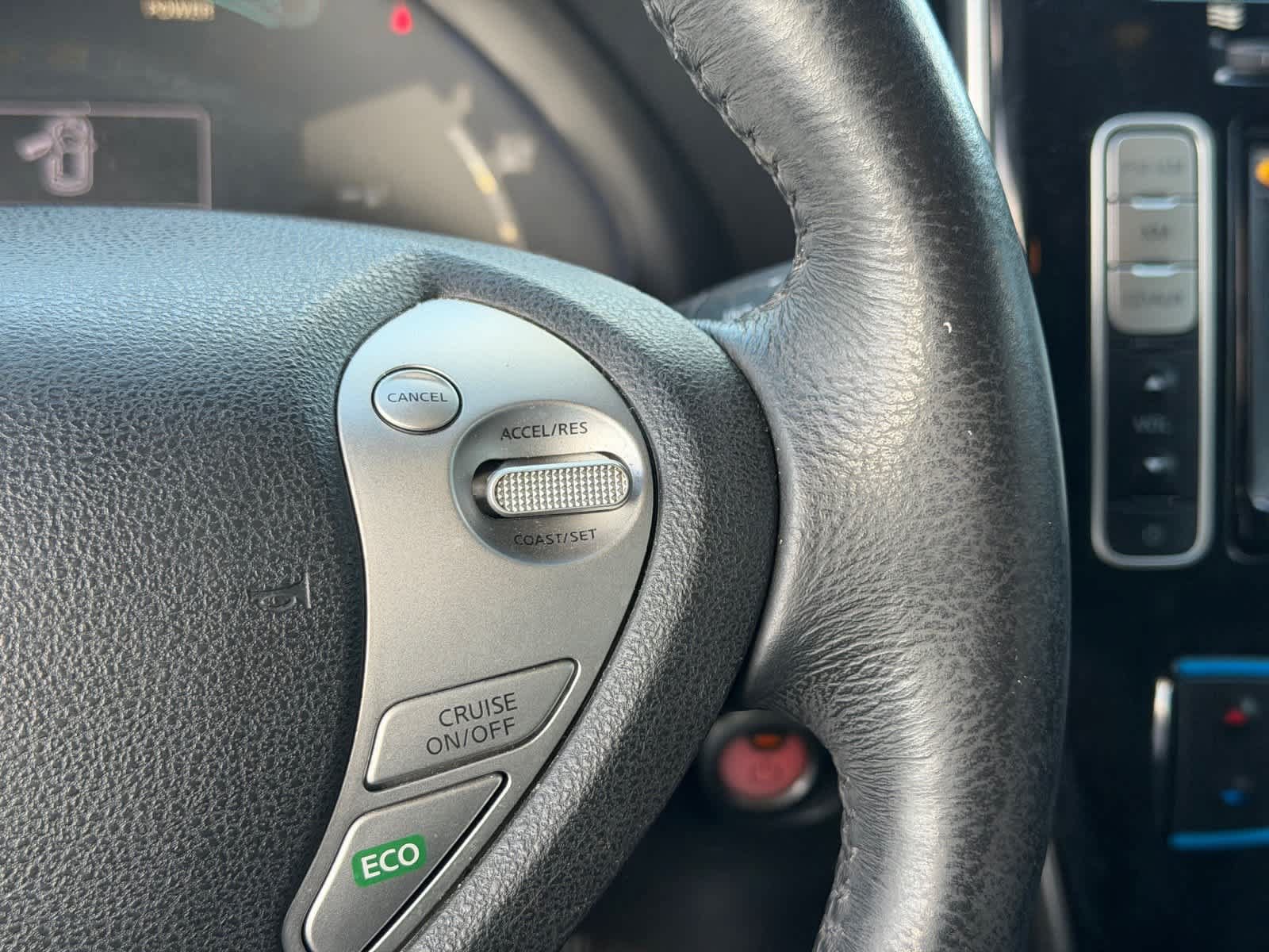 Used 2015 Nissan Leaf SL FWD image 16