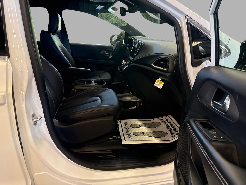 New 2027 Chrysler Pacifica Select FWD image 14