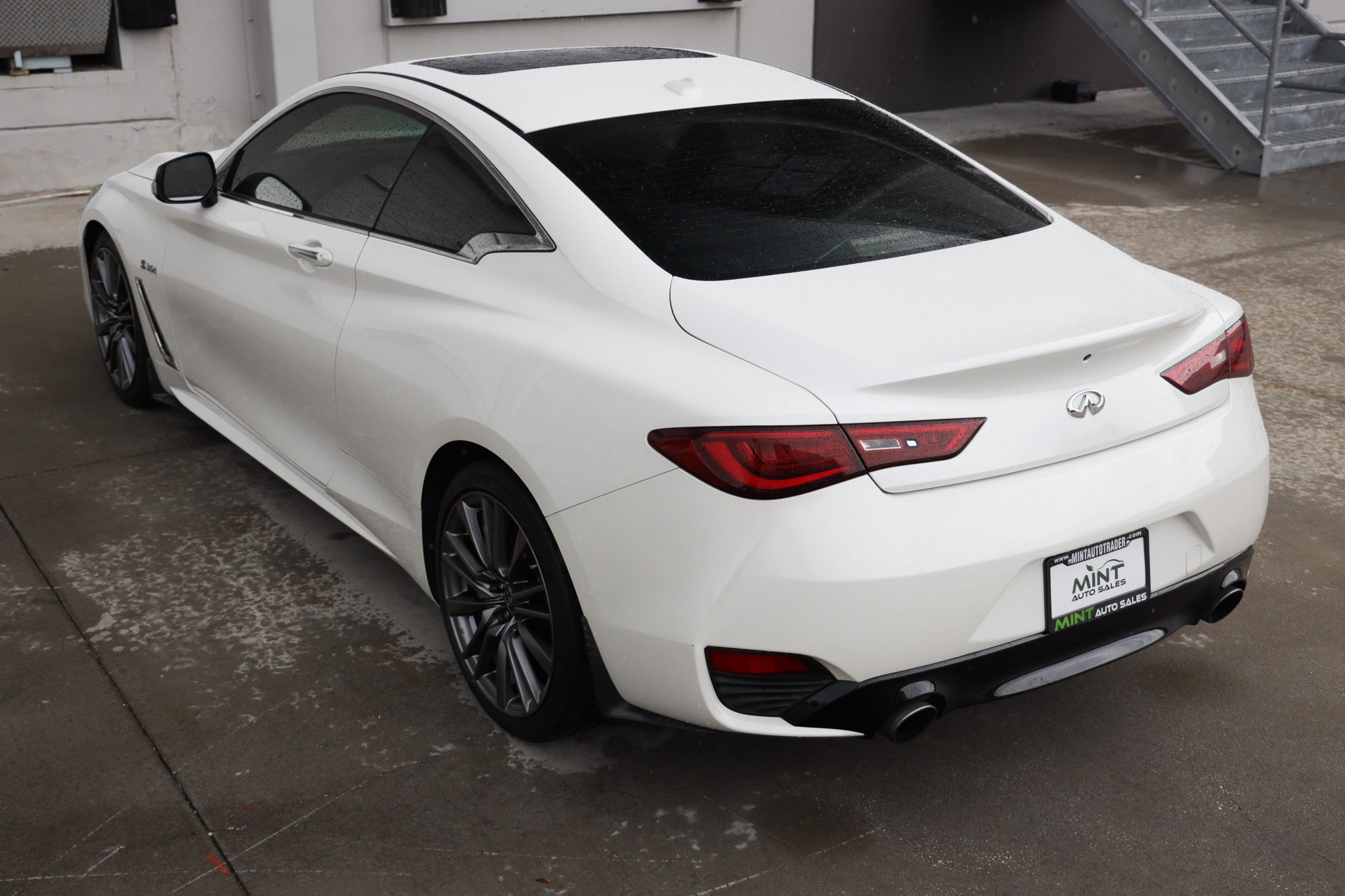 Used 2017 INFINITI Q60 Red Sport 400 RWD image 8