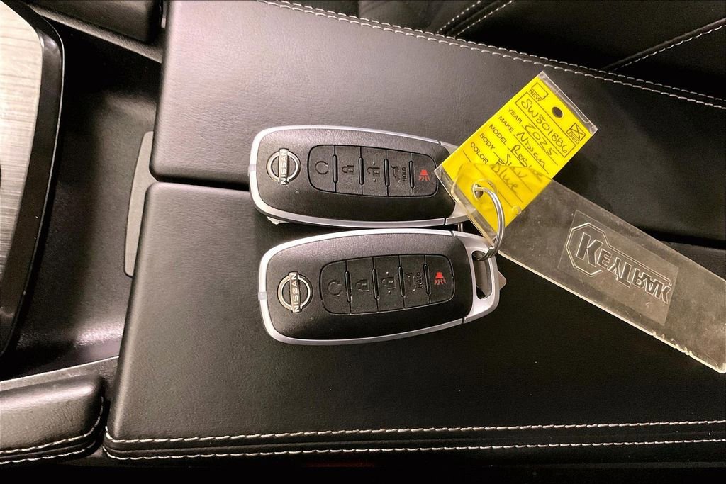 Used 2025 Nissan Rogue Platinum w/ Platinum Premium Package image 14