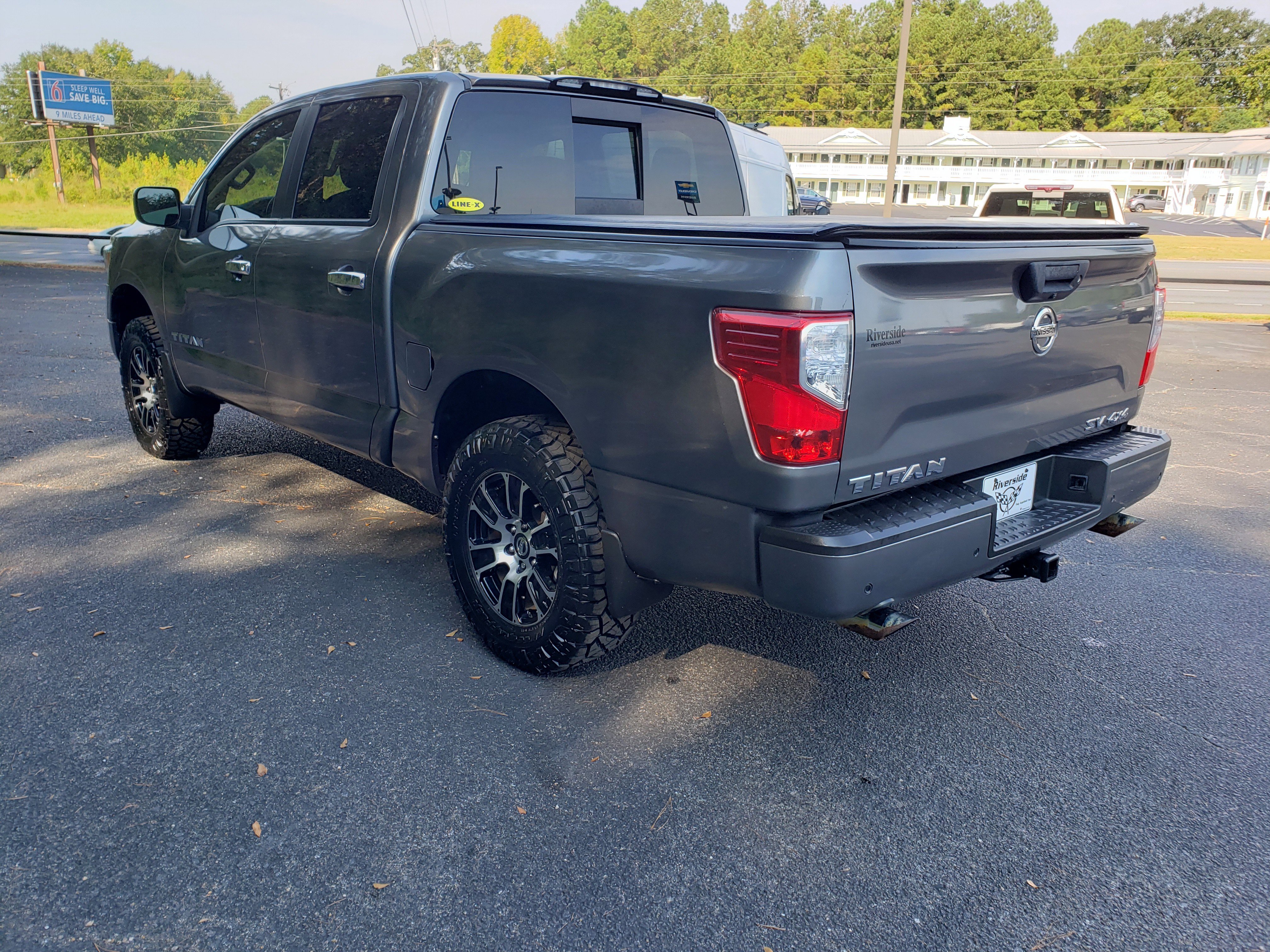 Used 2021 Nissan Titan SV w/ SV Convenience Package image 4