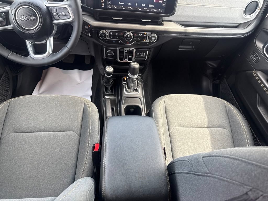 Used 2025 Jeep Wrangler Unlimited Sahara AWD/4WD image 39
