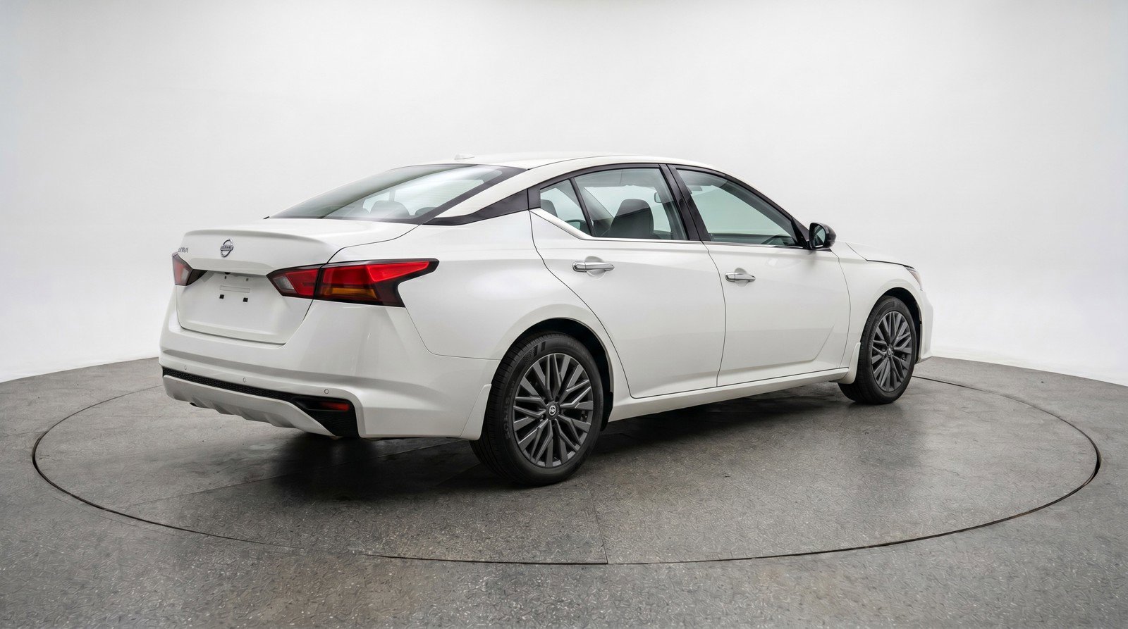 Used 2025 Nissan Altima 2.5 SV FWD image 9