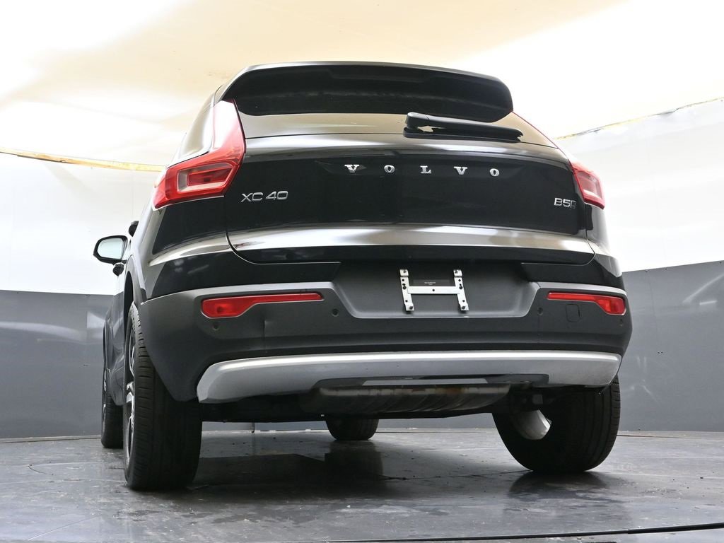 Certified 2025 Volvo XC40 B5 Core image 32