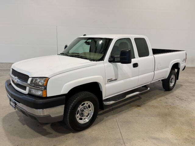 Used 2004 Chevrolet Silverado 2500 LS w/ Heavy-Duty Power Package AWD/4WD image 2