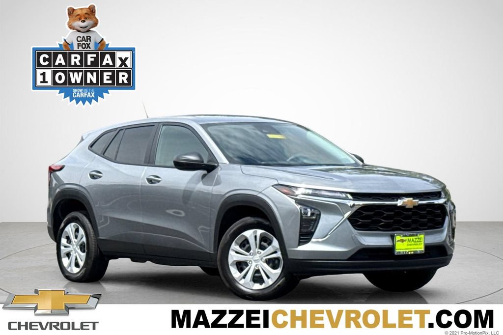 Used 2025 Chevrolet Trax LS FWD image 1