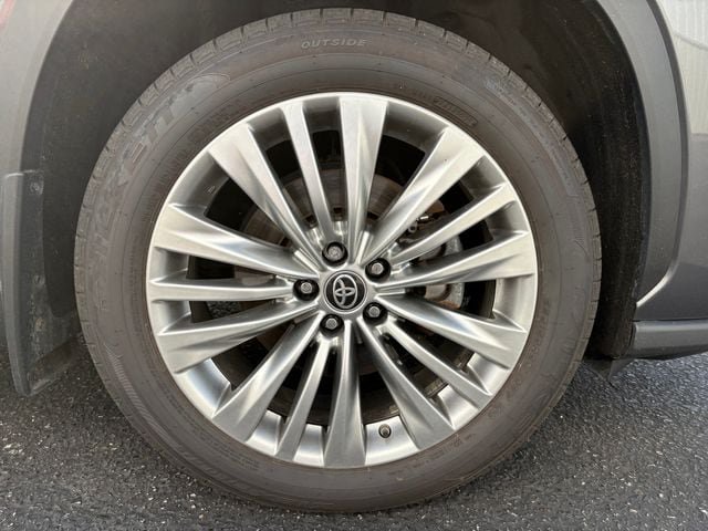 Used 2025 Toyota Highlander Platinum AWD/4WD image 6
