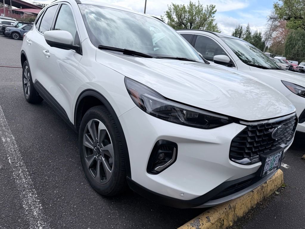 Used 2023 Ford Escape Platinum image 3