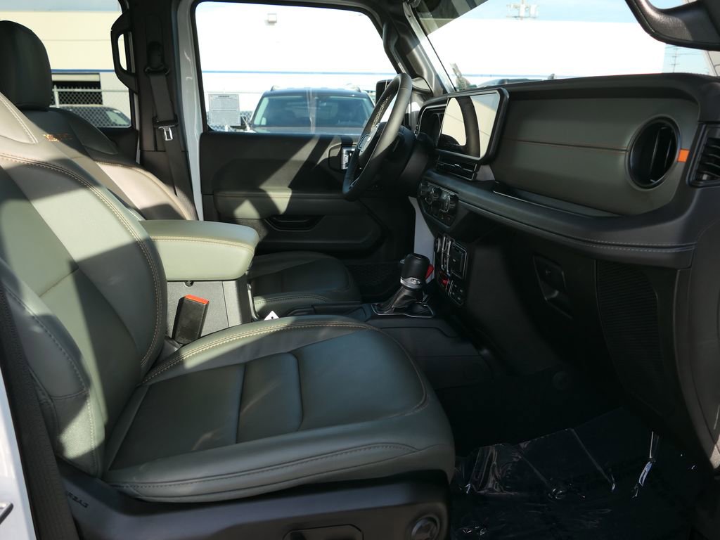 Used 2025 Jeep Gladiator Mojave w/ Convenience Group AWD/4WD image 25
