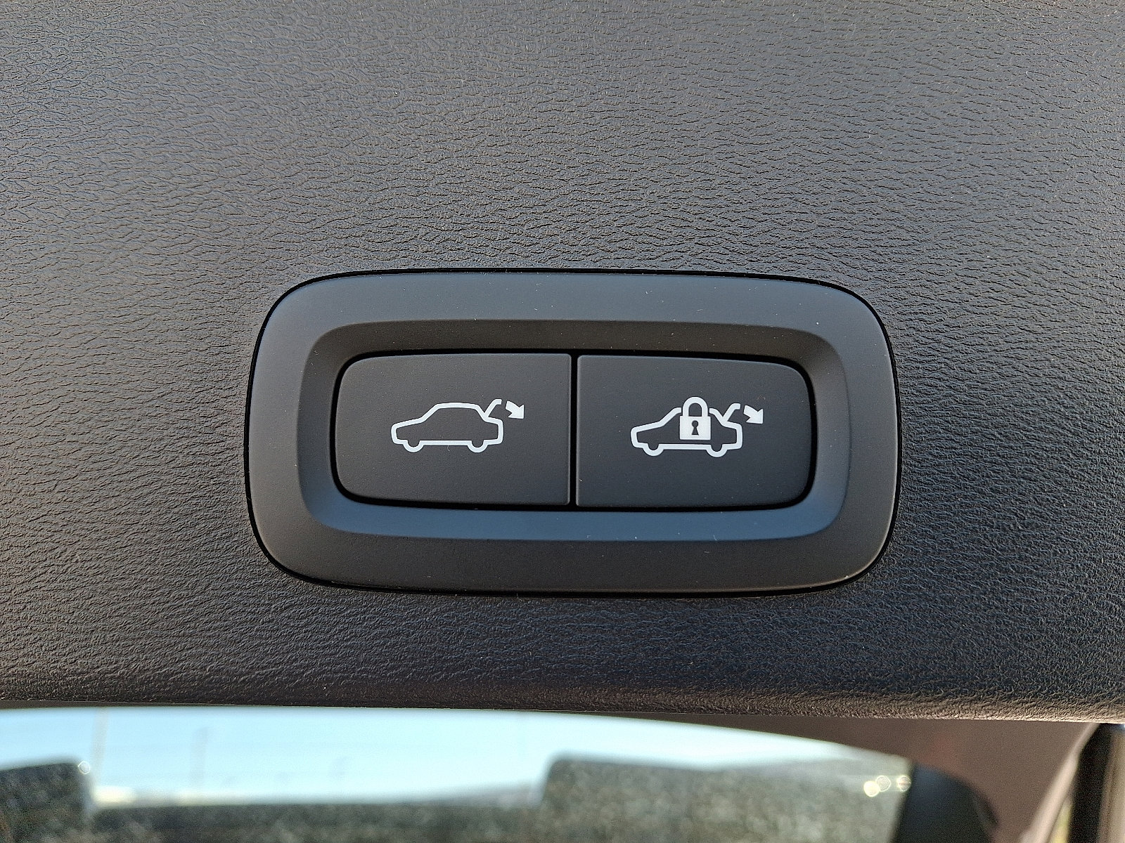 Certified 2023 Volvo XC40 Recharge Plus w/ Protection Package Premier image 30