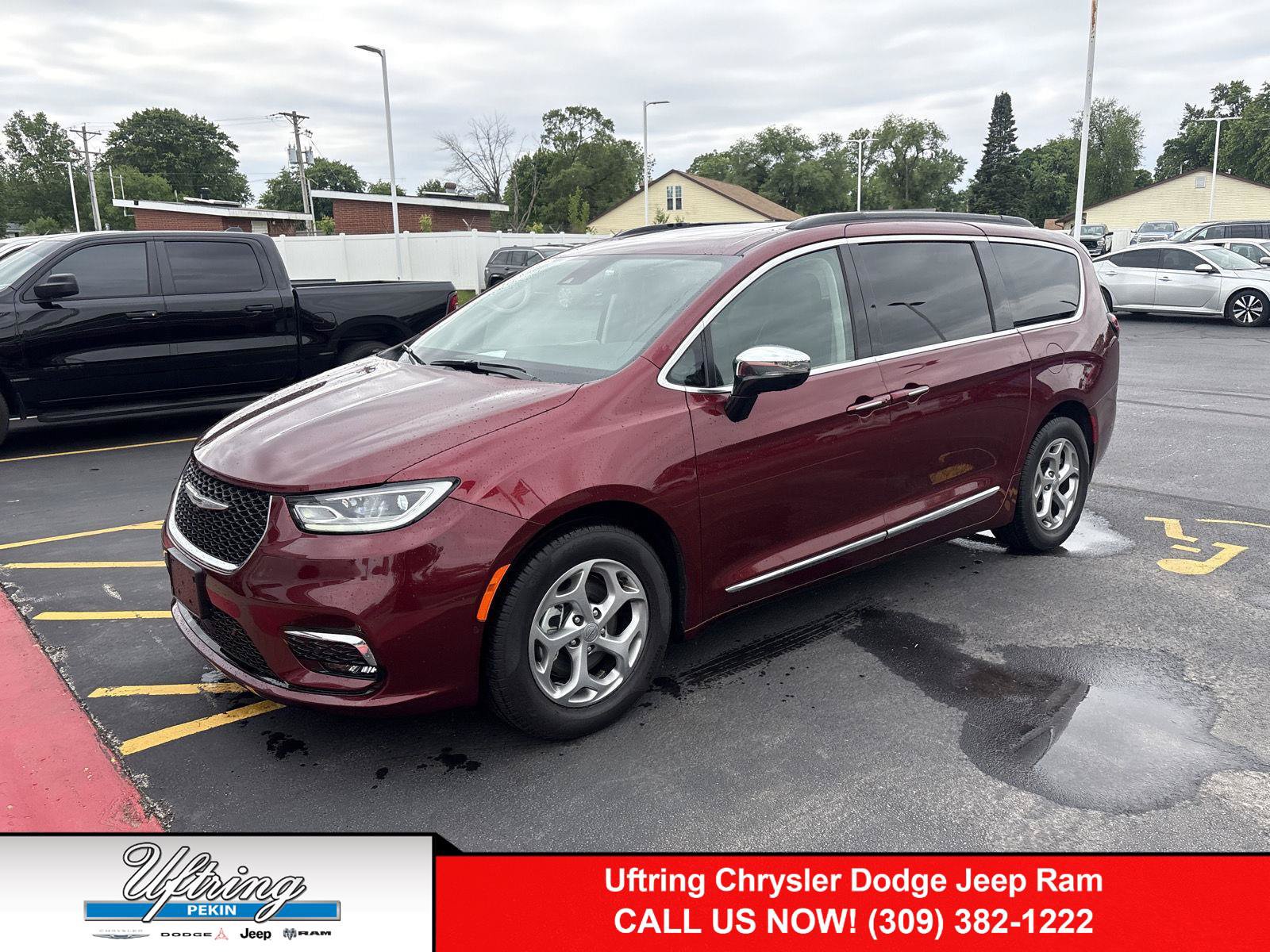 Used 2023 Chrysler Pacifica Limited FWD image 1