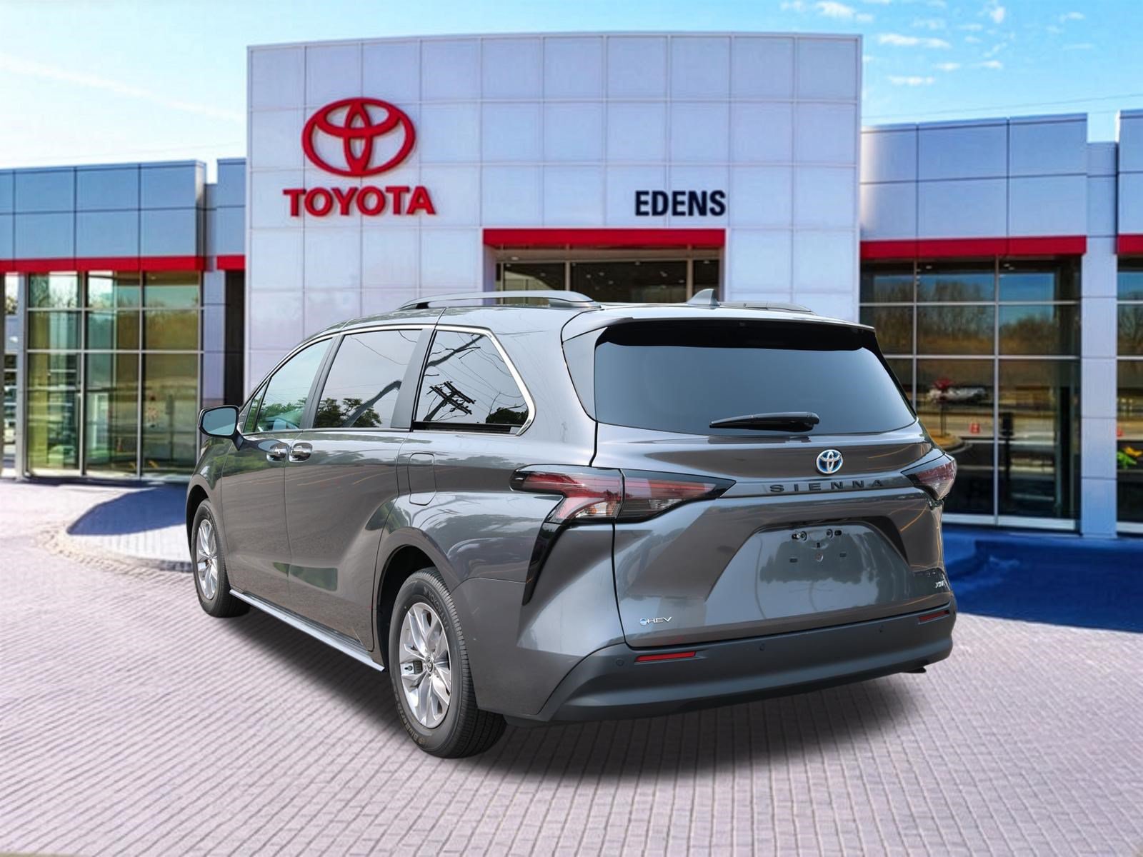 Certified 2025 Toyota Sienna XLE FWD image 8