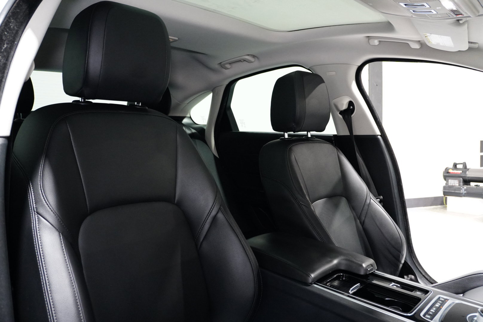 Used 2016 Jaguar XF Premium image 14