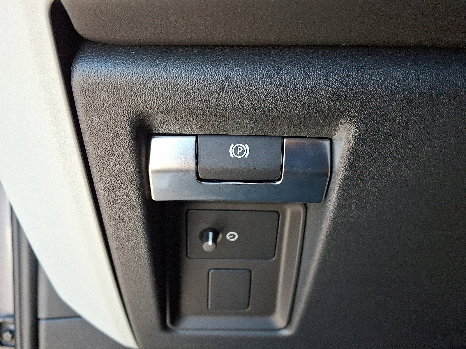 Used 2024 Land Rover Defender 110 X-Dynamic SE image 24