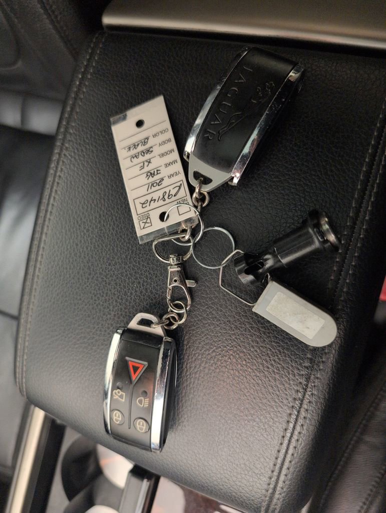 Used 2011 Jaguar XF RWD image 38