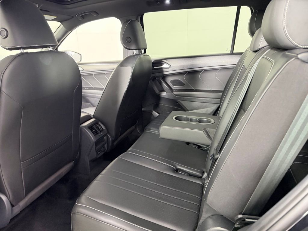 Used 2022 Volkswagen Tiguan SE R-Line image 25