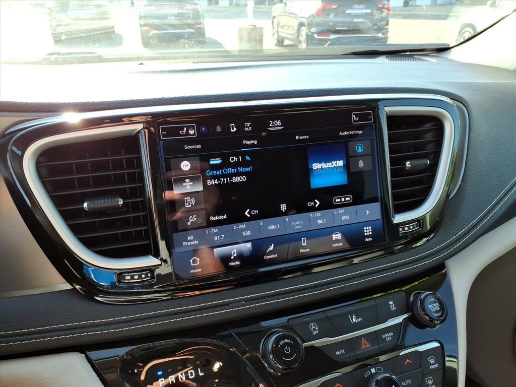 Used 2022 Chrysler Pacifica Touring-L image 18