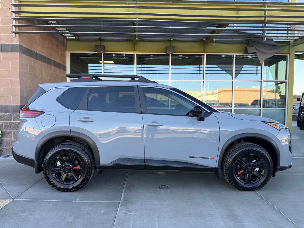 Used 2025 Nissan Rogue SV image 9