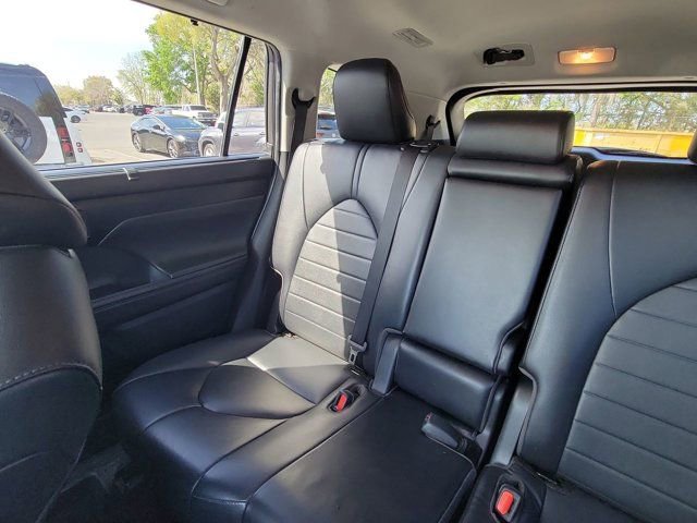 Used 2022 Toyota Highlander XLE image 4