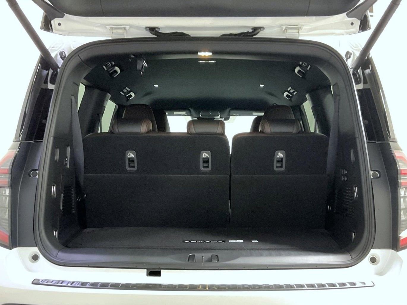 New 2026 Nissan Armada SL w/ Captain's Chari Seat Package image 9